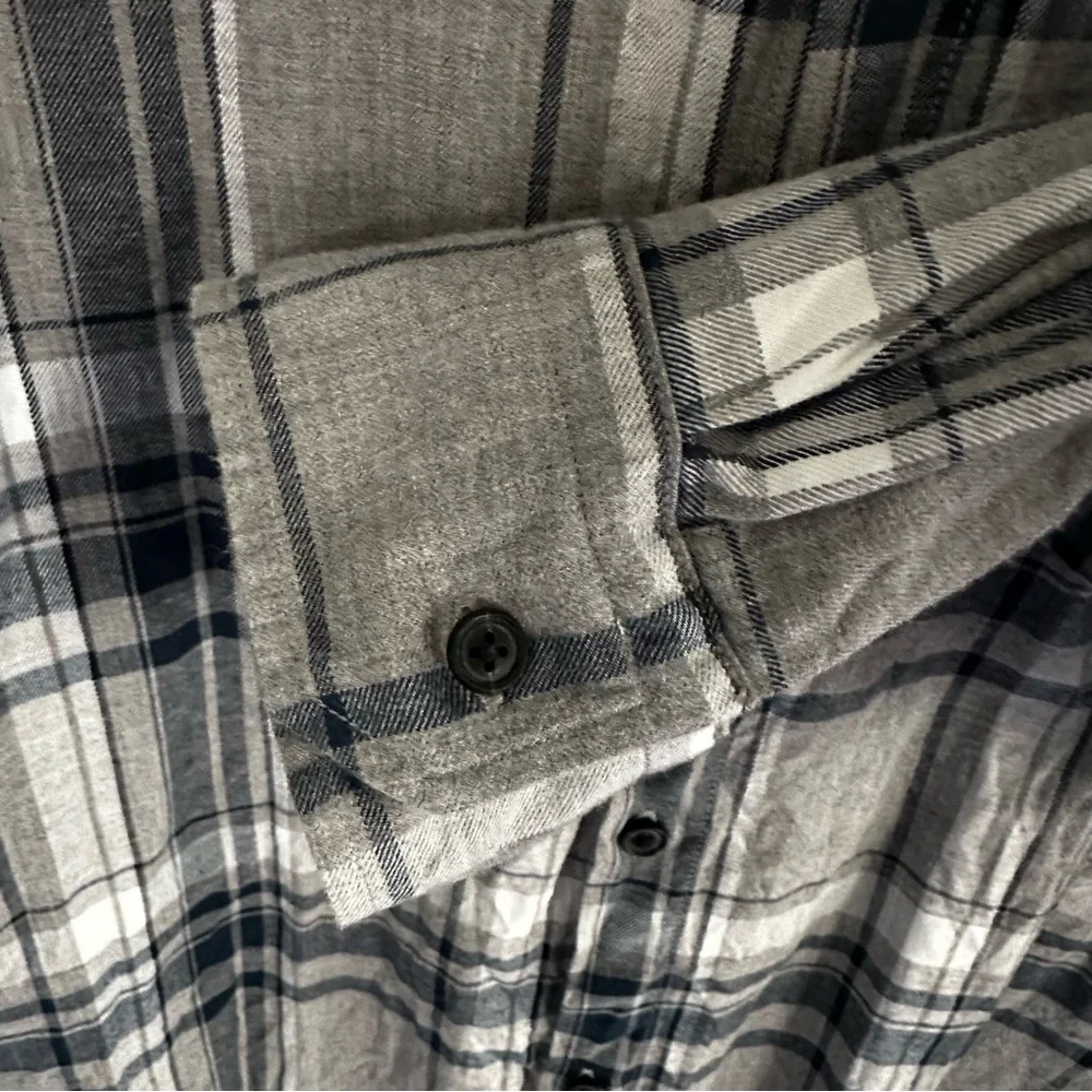 🩶 BANANA REPUBLIC men’s Plaid Button-Up Shirt Gray & Navy plaid XL flannel shirt